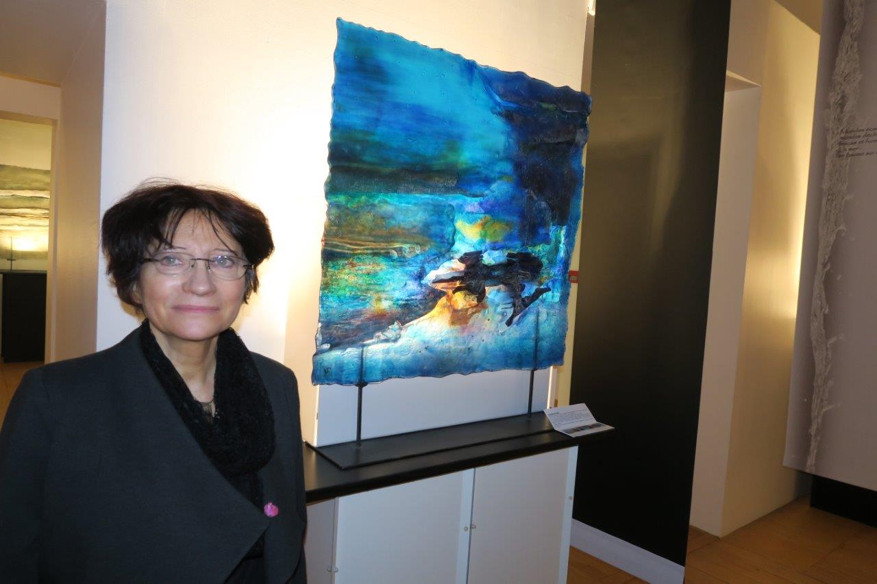 Suzanne Philidet devant une de ses oeuvres au Musée des Civilisations